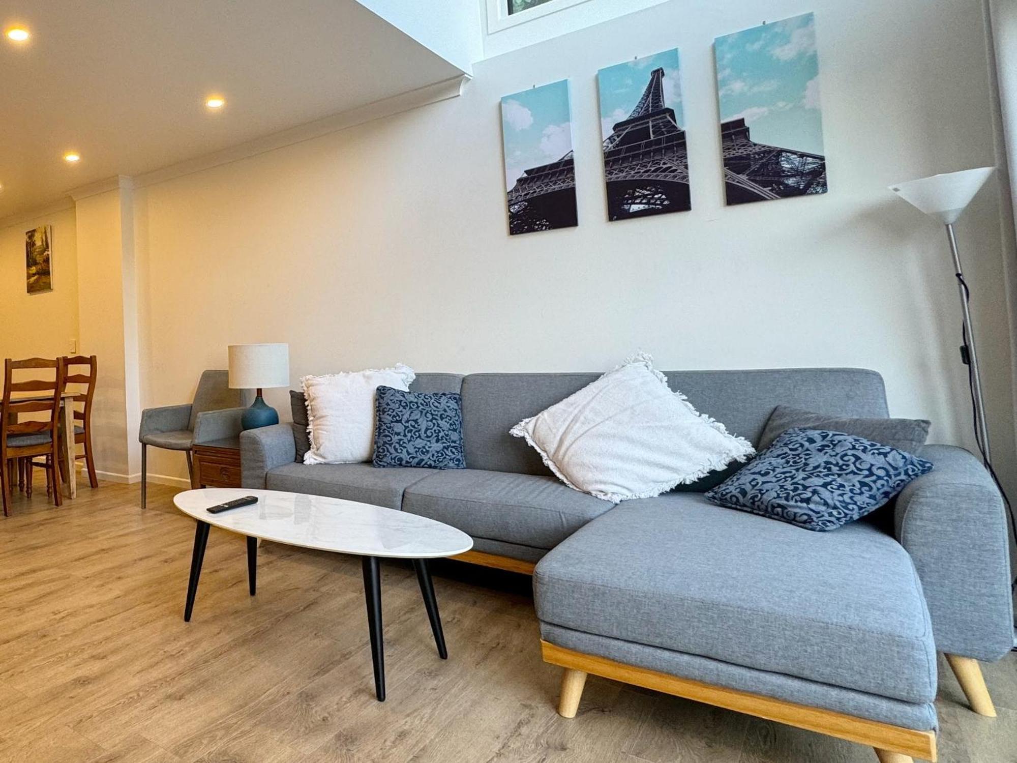 No Party Allowed, Entire Brand New 3 Bedroom Townhouse, Free Unlimited Fibre Wifi And Free Parking Holiday home *