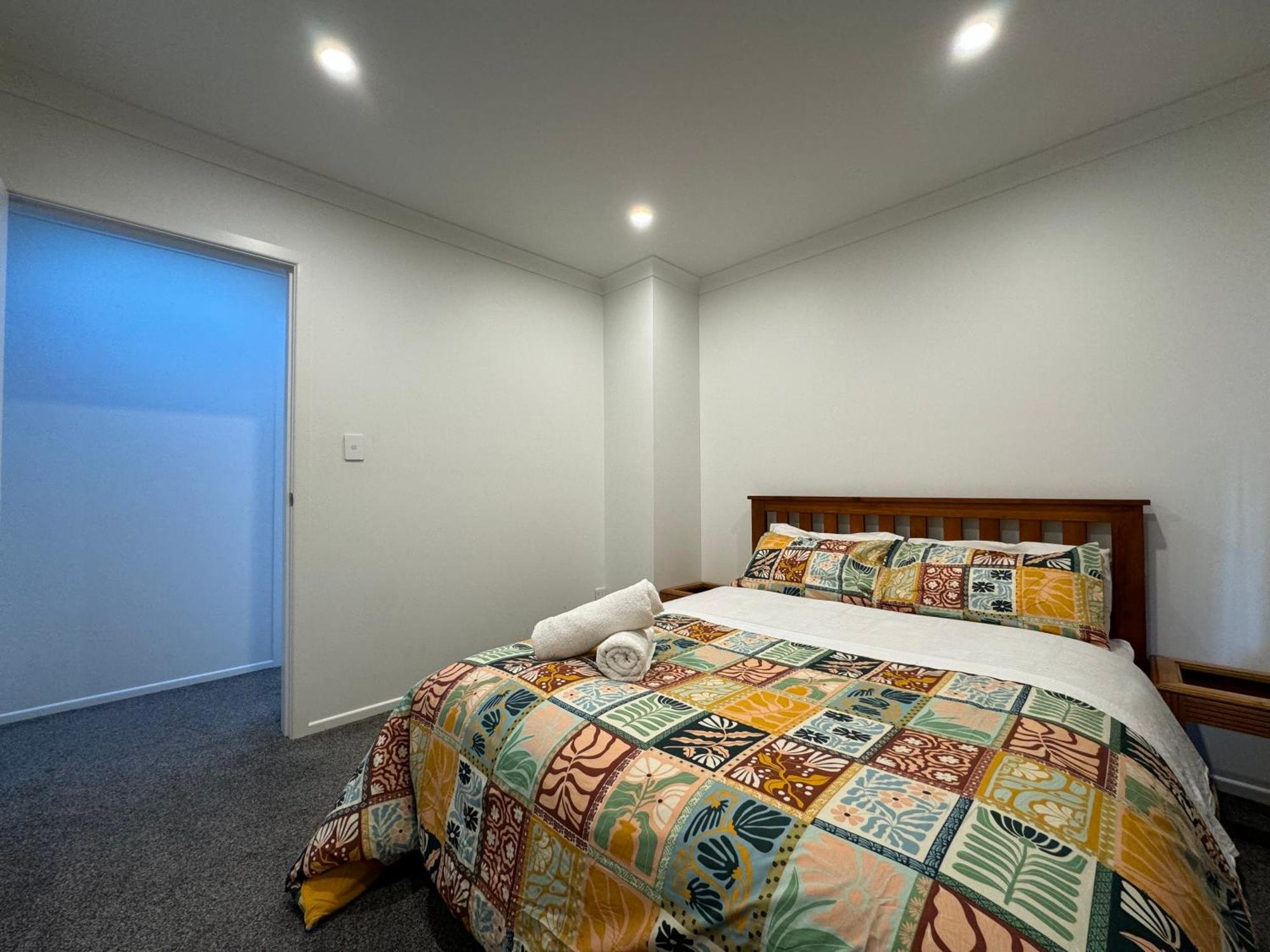 No Party Allowed, Entire Brand New 3 Bedroom Townhouse, Free Unlimited Fibre Wifi And Free Parking * Wellington