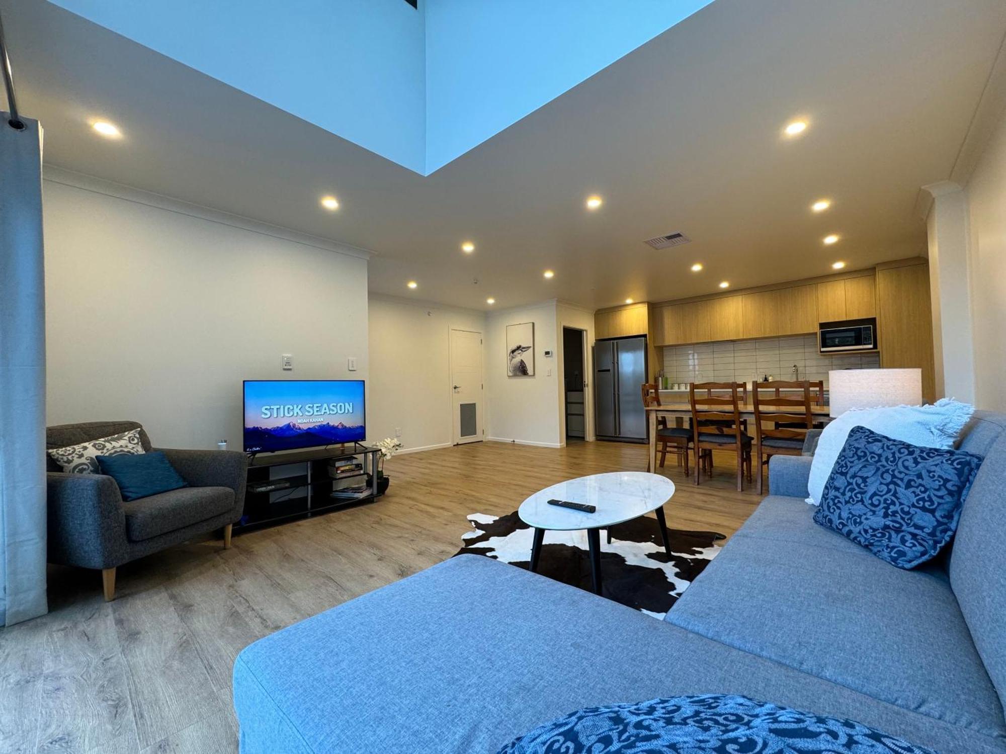 Holiday home No Party Allowed, Entire Brand New 3 Bedroom Townhouse, Free Unlimited Fibre Wifi And Free Parking